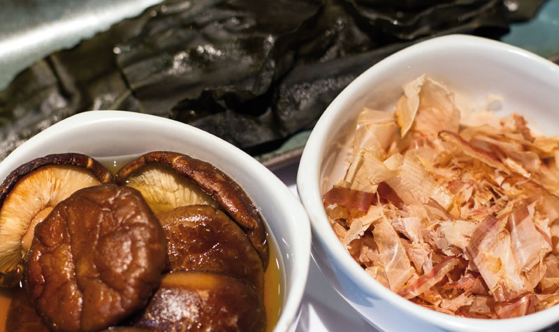 cogumelo_shiitake-alga_kombu-lascas_peixe_seco