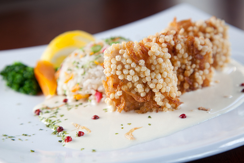 Prato principal: Filé de pescada crispy com creme de camarão e curry. Acompanha yakimeshi. Sakagura week