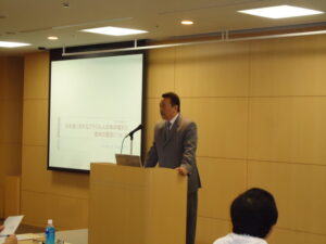 Chef Shin Koike dando palestra na JETRO de Tokyo tendencias foodex shin