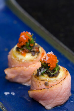 Sushi de salmão com gema de ovo de codorna, ovas de massagô, azeite trufado e flor de sal, do Nakka salmao flor de sal nakka