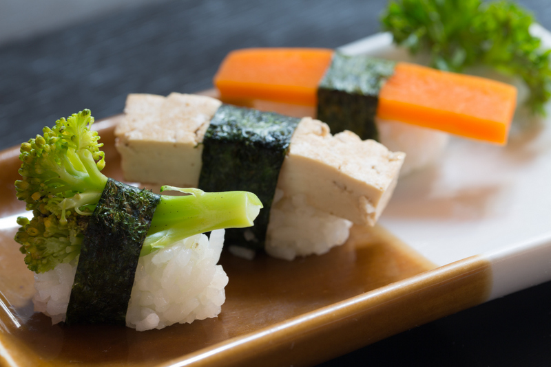 Sushi de brócolis, tofu e cenoura substituem os peixes para o menu vegetariano, no Kampai sushi brocolis