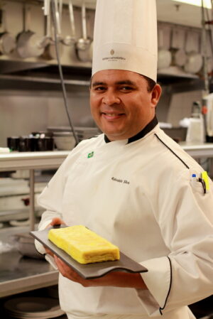 O subchef do Intercontinental, Edvaldo Silva, é o único que sabe preparar o tamagoyaki no hotel Edvaldo Silva Intercontinental