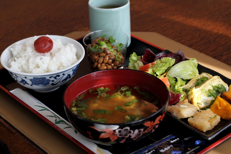 Componentes básicos: misoshiru, nattô, arroz branco e chá verde setto cafe blue tree