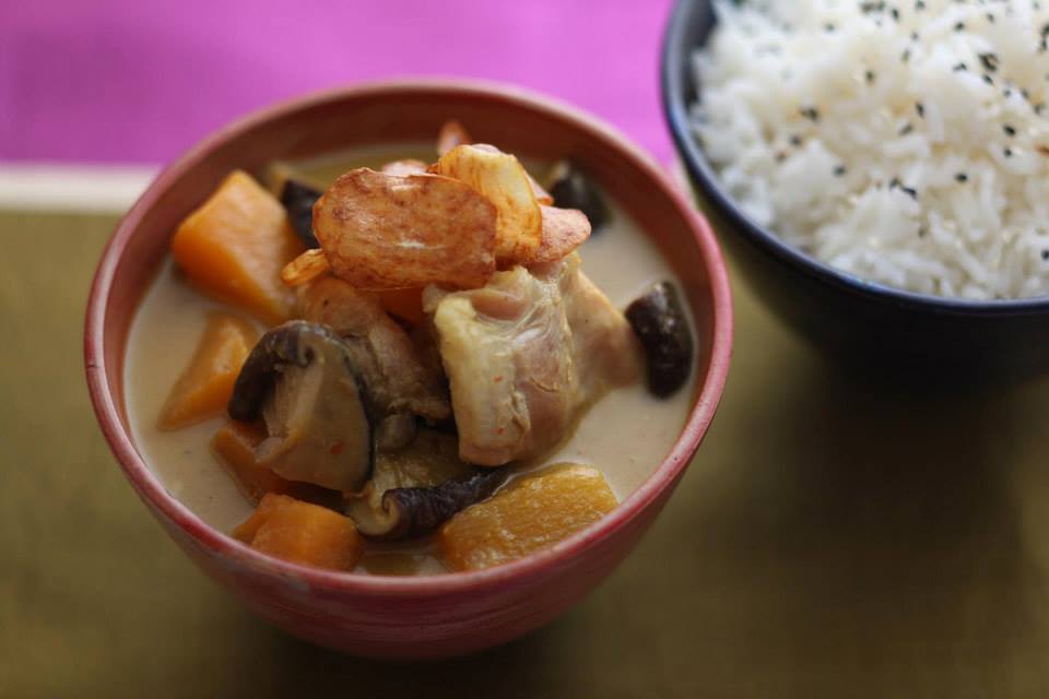 Geng fak tong gai:<br />
curry amarelo cremoso de frango com cubos de abóbora, cogumelos e chips de batata doce; servido com arroz jasmim, do Obá restaurante oba restaurante