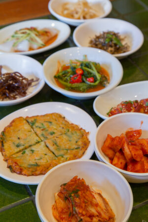 Vegetais apimentados e fermentados também são muito consumidos na Coreia banchan img