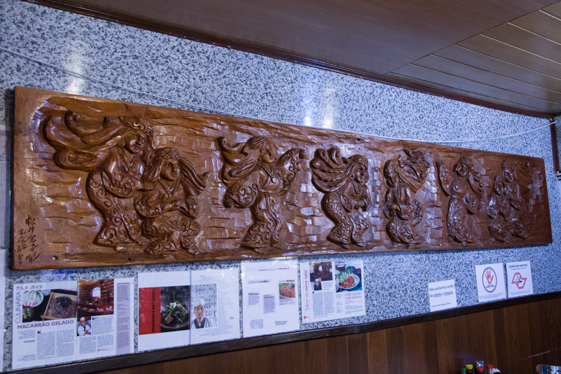 Detalhe da decoração com entalhes em madeira feita pela senhora Miyako Matsui kidoairaku_ainu
