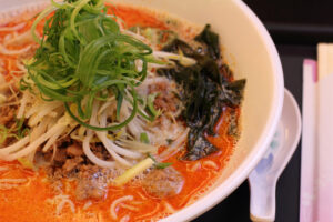 Tantanmen é um tipo de lámen feito com moyashi, cebolinha, wakame, menma, carne suína, carne suína moída, tahine e layu ramenya_03
