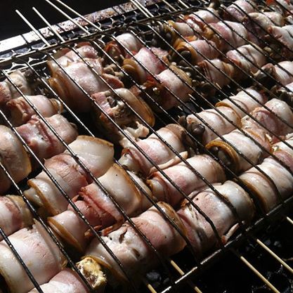 Shimeji com bacon vendido na barraca da Associação da Província de Gifu shimejibacon
