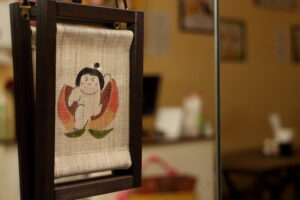 Detalhe do personagem da história infantil Momotaro, no Ten Sushi tensushi_05