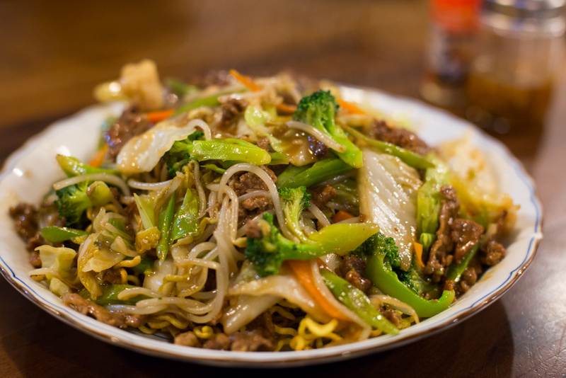 Yakisoba do Restaurante Deigo. Tem um molho ankake, cremoso, com legumes fatiados, carne de porco, frango e boi e um macarrão tostado yakisoba ankake