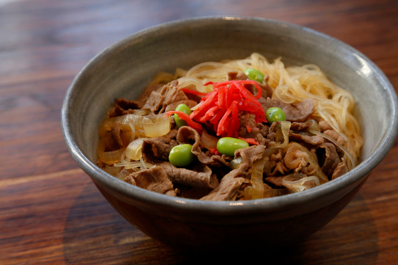 Gyudon: tigela de arroz coberta com carne bovina e cebolas cozidas em molho levemente adocicado gyudon img
