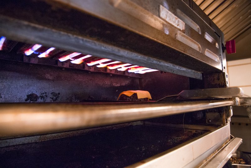 A gordura saturada da carne é eliminada na salamandra hamburgueria nacional 5