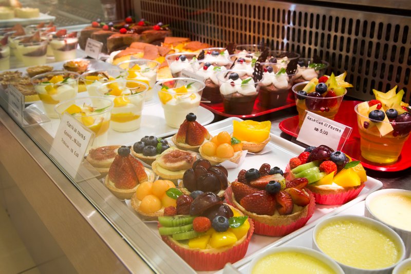 A vitrine variada e colorida mostra o trabalho minucioso da confeitaria. Foto: Sweet Deli Pâtisserie sweetdeli_docejapones
