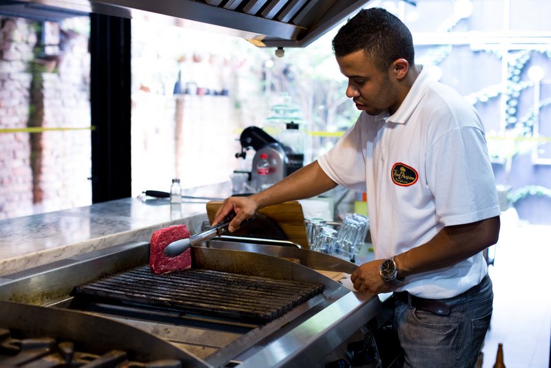 O ponto ideal da carne é o malpassado. 'É só grelhar rapidamente cada lado e depois temperar com sal para manter a suculência da carne', explicou Luiz Henrique Silva, da Beef Passion wagyu_beefpassion4