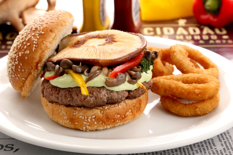 O CIdadão do Mundo Burgers e Arts serviu o Tadashi Burguer, com cream cheese, legumes salteados, cogumelos shimeji e shiitake, acompanhado de maionese de wasabi, na 3ª edição do evento Cidadão do Mundo img