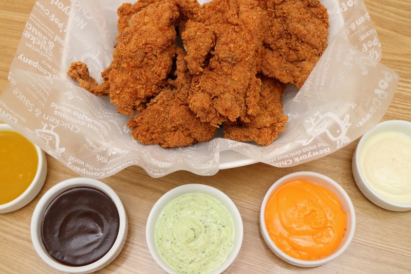 Opções de molho: barbecue, cheddar, maionese da casa, blue cheese, mostarda com mel e aioli Kpopchicken_04
