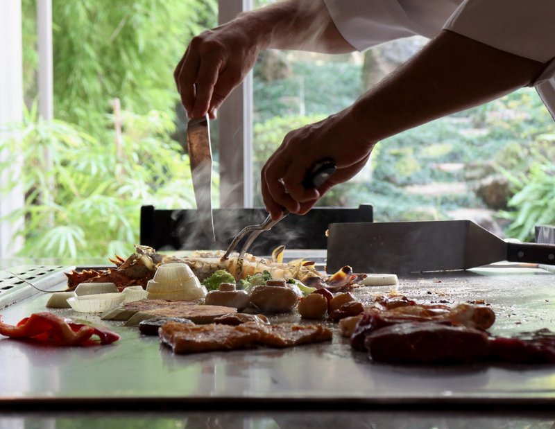 A arte do teppan yaki, com vista para o belo jardim Shintori_10