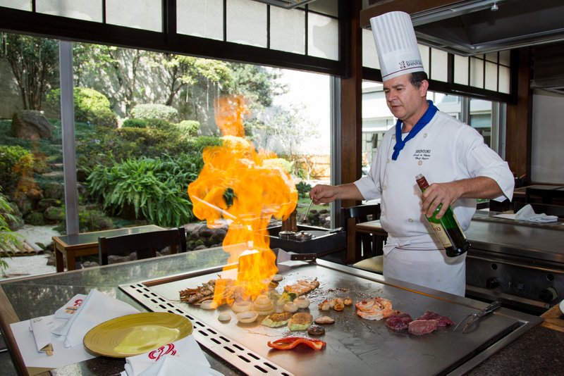 Um pouco de pirotecnia faz parte da arte do teppan-yaki, comandado com maestria pelo chef Israel de Oliveira Shintori_teppan2
