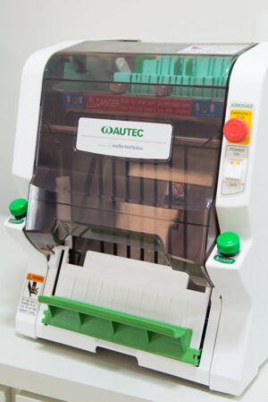 Os botões verdes precisam ser pressionados ao mesmo tempo para acionar o cortador da Autec autec_sushirobot3
