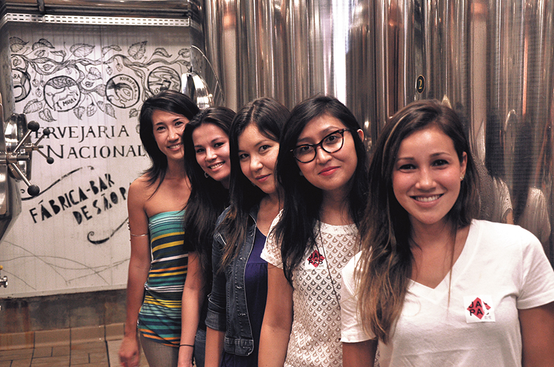 (Da esq. para dir.) Carolina Oda, Carolina Okubo, Maíra Kimura, Yumi Shimada e Fernanda Ueno JAPAS_cervejaria