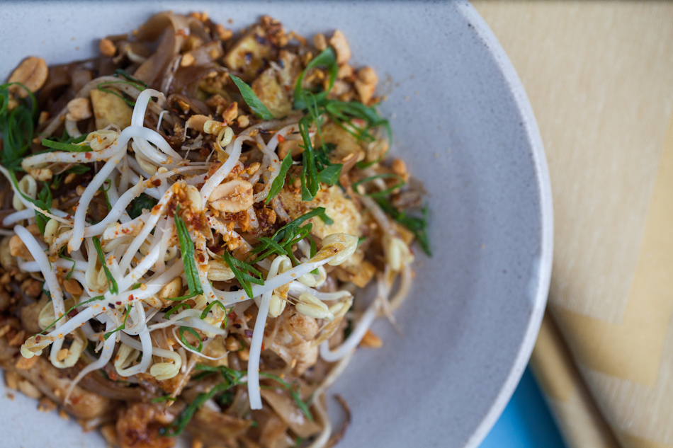 Pad thai, prato típico tailandês é feito com “bahn stick,” camarão, frango, broto de feijão, tamarindo, limão, cebolinha nira e amendoim 10137916794_4fa6b25bc4_o