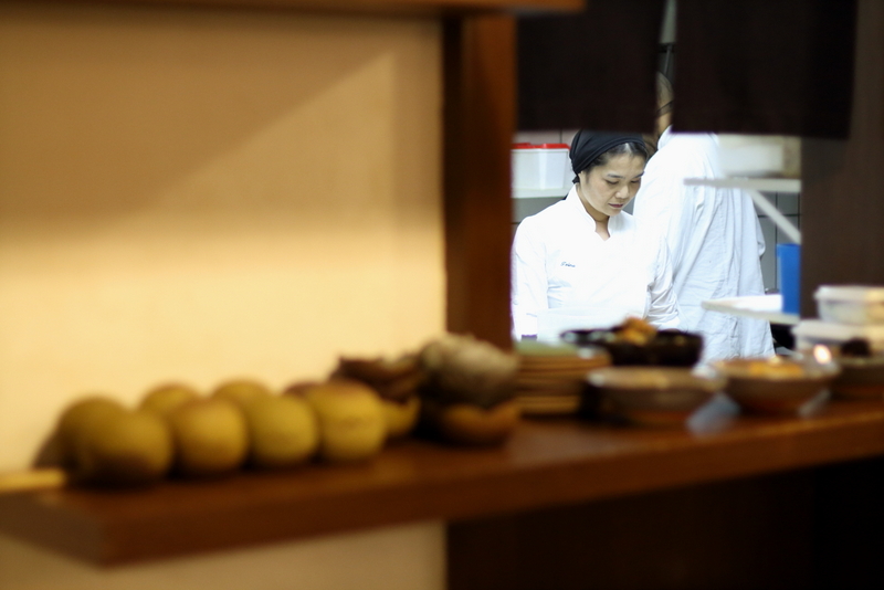 Cada prato é escolhido com cuidado para compor a apresentação final aizome_chef telma_minatogawa