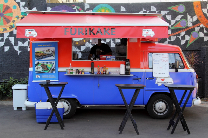 Furikake Food faz furikake caseiro (farofa crocante) para acompanhar os pratos foodtruck_furikakefood2_minatogawa