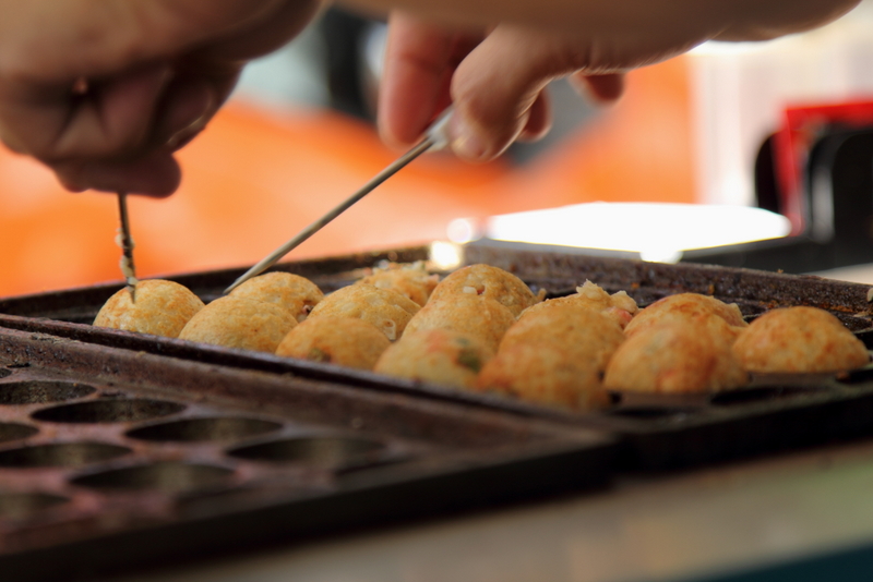Takoyaki é uma das comidinhas de rua populares no Japão. O bolinho é cremoso e tem pedacinhos de polvo no recheio foodtruck_yuyatai_takoyaki_minatogawa