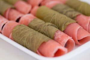 Sakura mochi feito com farinha de arroz glutinoso e envolto com folha de cerejeira japonesa sakuramochi_rafaelsalvador