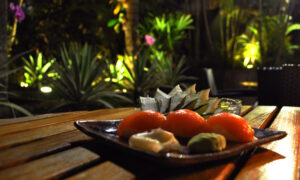 Sushi Nights promove um cardápio de comida japonesa no Narã Bar & Lounge dentro do hotel sushitivoli