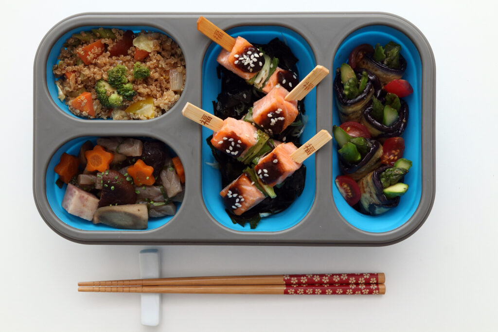 Opções saudáveis: quinoa com legumes, cozido chikuzenni, salmão ao molho teriyaki sobre salada de algas e aspargos na berinjela grelhada com molho missô marmita (6)