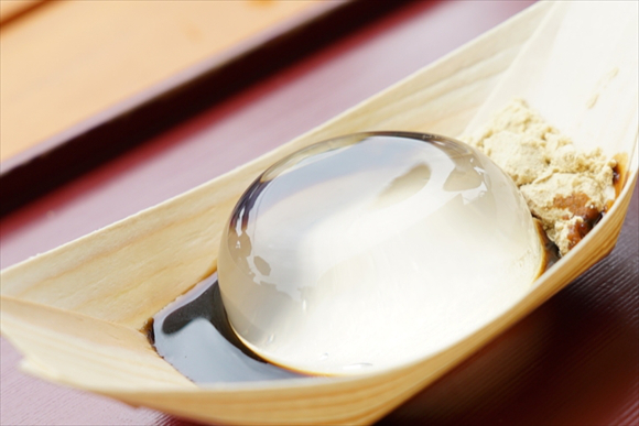 Um doce transparente feito com água das montanhas de Yamanashi mochi-22-dsc04480_r1