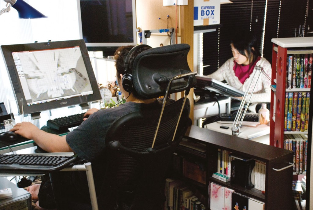 O silencioso ambiente de trabalho do desenhista e seus assistentes