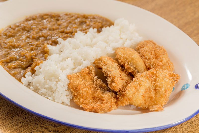 Peixe à milanesa, com panko, acompanhando o curry é uma das novidades lançadas pelo Izakaya Issa kare_issa