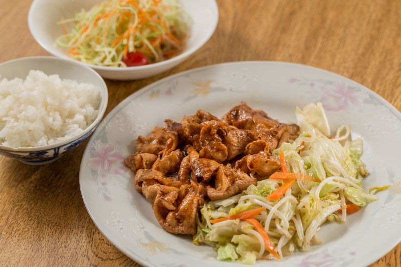Shogayaki é uma das opções do almoço no Izakaya Issa. Todos acompanham arroz e salada. shogayaki_issa