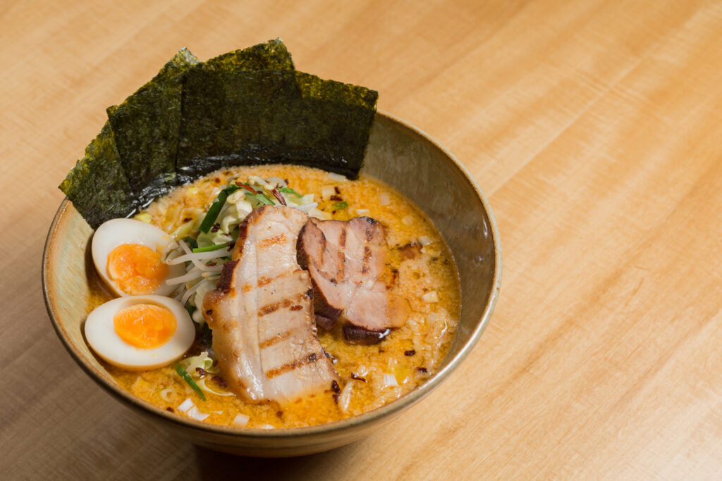 O Missô Ramen é servido com um macarrão grosso para acompanhar o caldo mais encorpado lamen_misso
