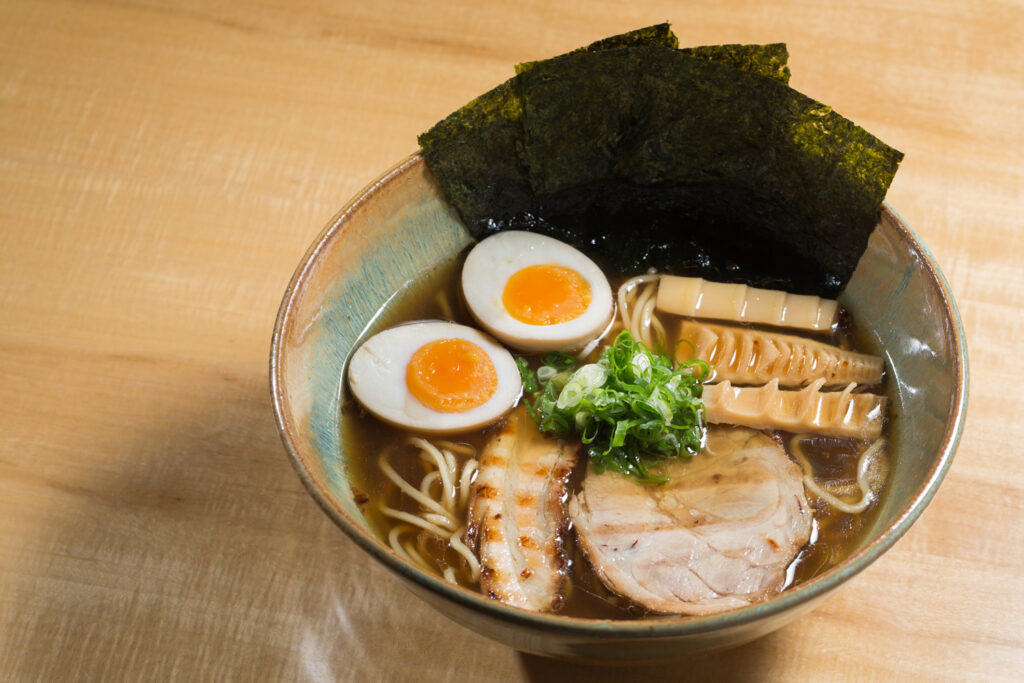 Ovo marinado, broto de bambu, alga nori e chashu acompanham o shoyu lámen lamen_toppings