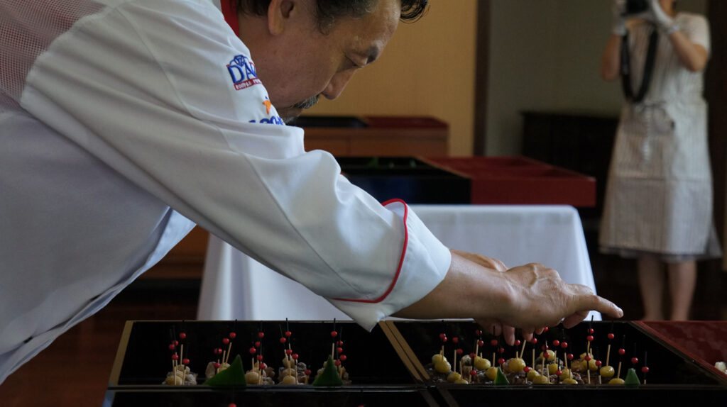 O chef Shin Koite prepara o coquetel em parceria com a designer Junko Koshino shin_omotenashi