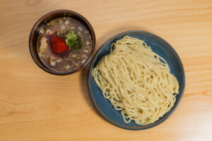 Tsukemen, vem com o caldo separado do macarrão tsukemen