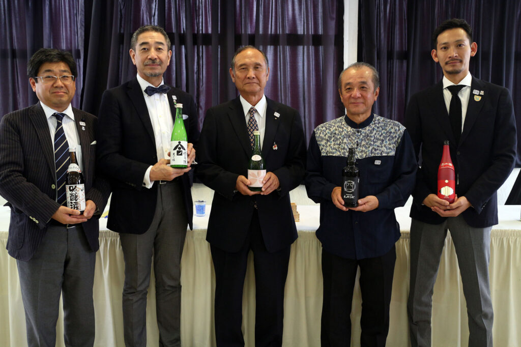 Da esquerda para direita: Masumi Nakano, Tokubee Masuda, Shigeyuki Shinohara, Tsutomu Oshiro e Hisanori Komaki Kokushu coletiva