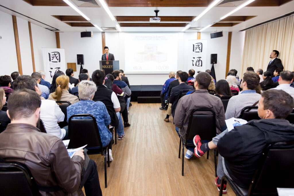 Cada produtor foi recebido no palco pelo apresentador Kendi Yamai kokushu_apresentacao