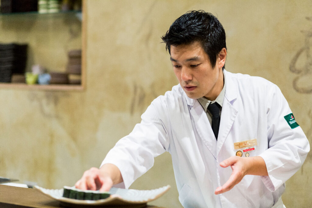 Celso Amano é o primeiro sushiman brasileiro com o título do World Sushi Cup celsoamano_balcao