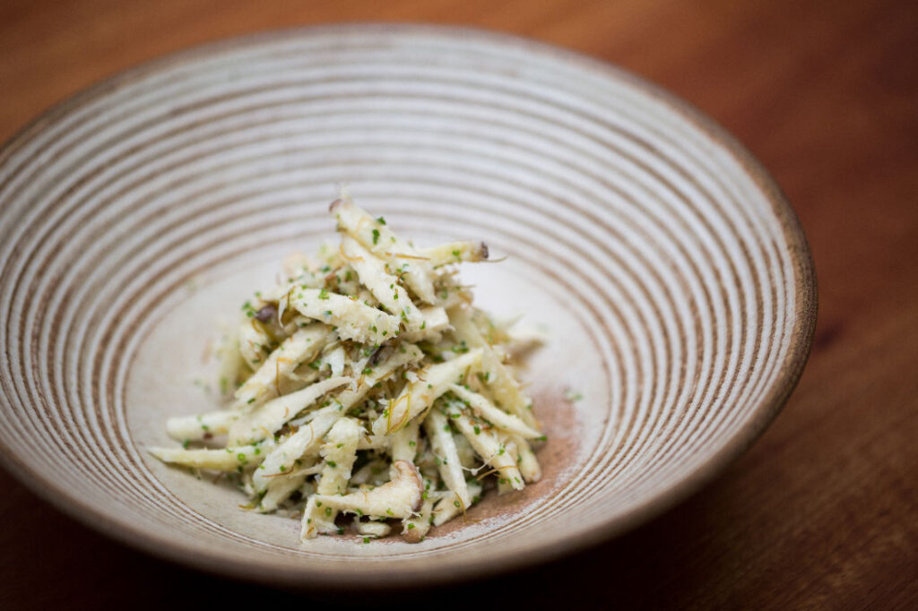 Salada de cogumelo eryngi com queijo grana padano, alho poró crocante e yuzu eryngi_tadashishiraishi