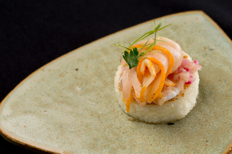 Contraste de formas com a cerâmica de Hideko Honma com a preparação da chef Morena Leite ceramica_morenaleite_hidekohonma