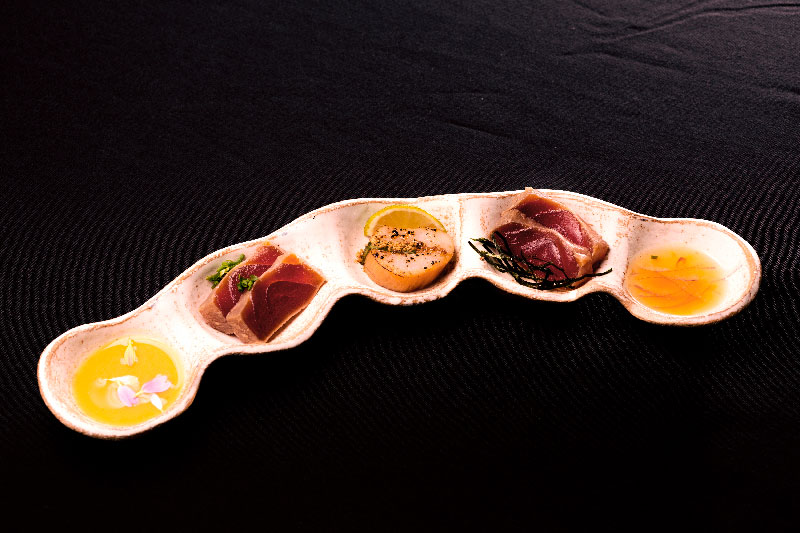 Cerâmica de Hideko Honma servindo a produção do chef André Saburó, no evento Sukiyaki do Bem de 2016 ceramica_sukiyakidobem_kiminii