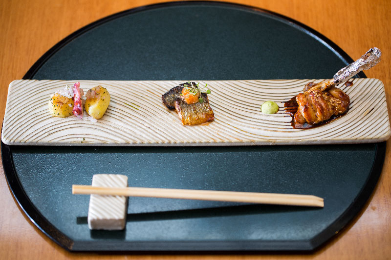 No meio, salada de batata e polvo, sardinha grelhada com momiji oroshi e tulipa de frango teriyaki ryo_entradas