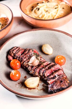 Wagyu laminado preparado pelo chef William Ribeiro, no Seen bar e restaurante do Tivoli Mofarej